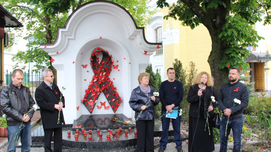 Червоні метелики пам’яті: українці з ВІЛ-статусом вшанували померлих від СНІДу